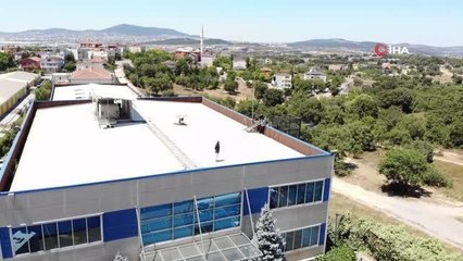 Tuzla'da tazminatının eksik verildiğini iddia eden kadın işçi, fabrikanın çatısına çıktı