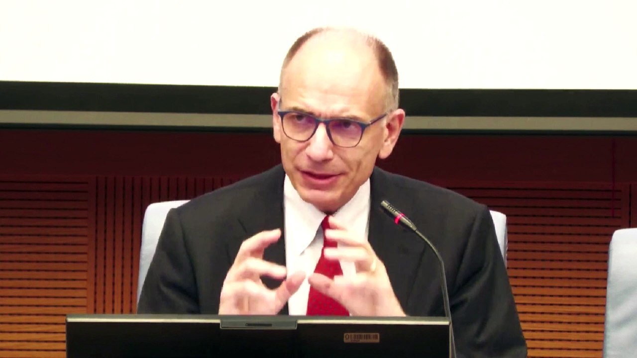 Elezioni, Letta: "Non andremo a rompere i co...ni alla gente sotto gli ombrelloni"