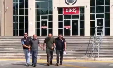 Son dakika haberi! TELEFON DOLANDIRICISI, PARA VE ALTINLARI ALMAK İÇİN GELDİĞİ EVDE POLİSE YAKALANDI--