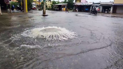 झमाझम बारिश से घूमी सीवरेज की चकरी: पानी के दबाव से कैसे घुमा ढक्कन  देखें वीडियो...
