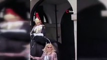 İngiltere’de atlı muhafız fotoğraf çektirmek isteyen kadına bağırdı
