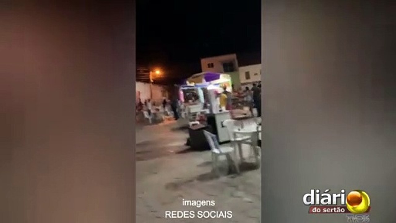 Boi invade quermesse durante leilão em uma quermesse no Ceará e assusta participantes