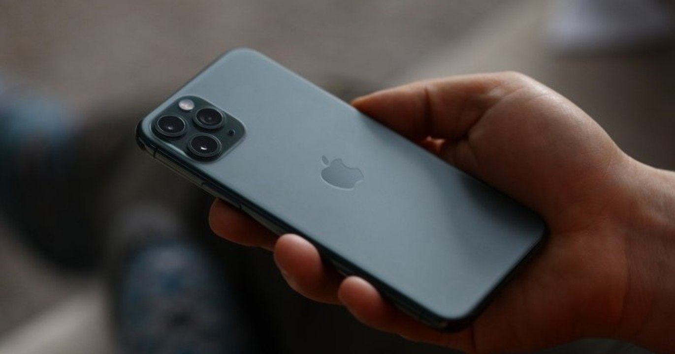 Après avoir acheté un iPhone, il ouvre la boîte et découvre un morceau de... carrelage à la place