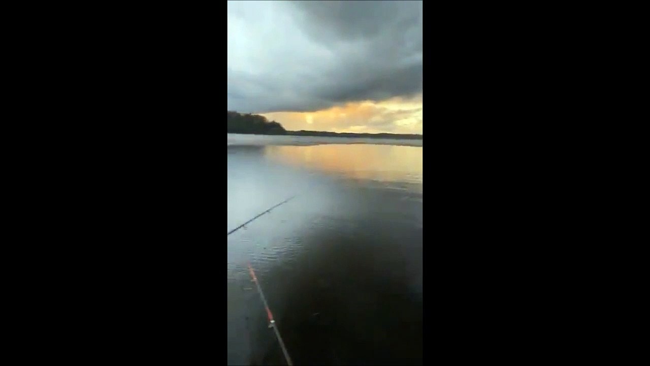 Ce pêcheur voit la pluie arriver sur lui... impressionnant