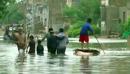 Chuvas levam caos ao Paquistão