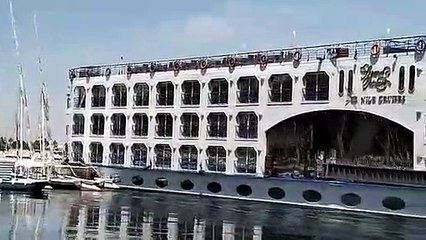 لحظة جنوح مركب سياحى بالأقصر بسبب تعطل أجهزة التحكم بكورنيش النيل