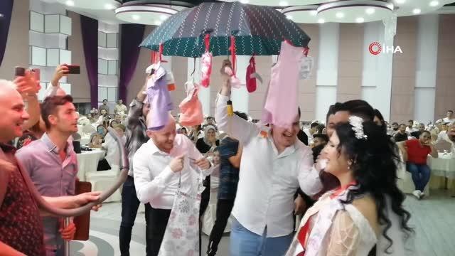 Düğünde damada şok: Takı merasiminde elektrik süpürgesi, bulaşık deterjanı, mutfak önlüğü, kepçe ve bulaşık süngeri takıldı