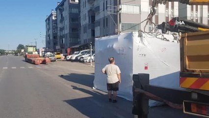 Tırın taşıdığı 40 tonluk pres makinesi yola devrildi