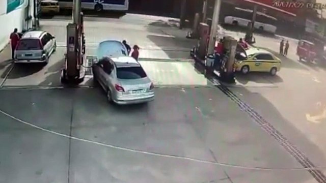 Carro explode em posto de combustíveis e deixa feridos