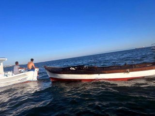 Küçükçekmece sahilde alev alan tekne jet ski ile söndürüldü