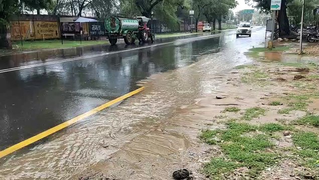 शहर में स्टेट हाइवे बैंक के आगे आम रहता है जाम