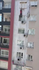 11'İNCİ KATTA ASILI KALAN BOYACIYI İTFAİYE KURTARDI