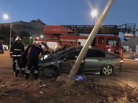 KÖPEĞE ÇARPMAMAK İÇİN MANEVRA YAPINCA ELEKTRİK DİREĞİNE ÇARPTI