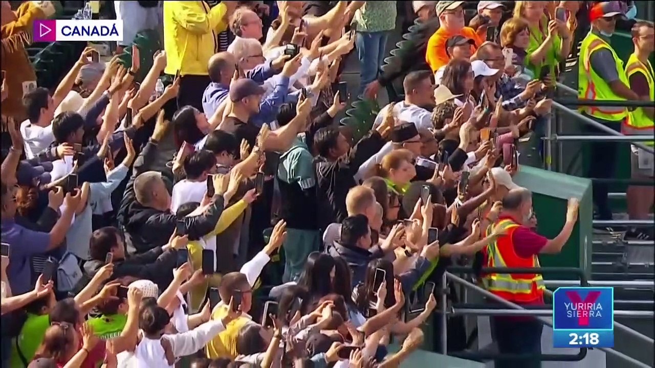 Bomberos luchan para apagar un incendio forestal en California