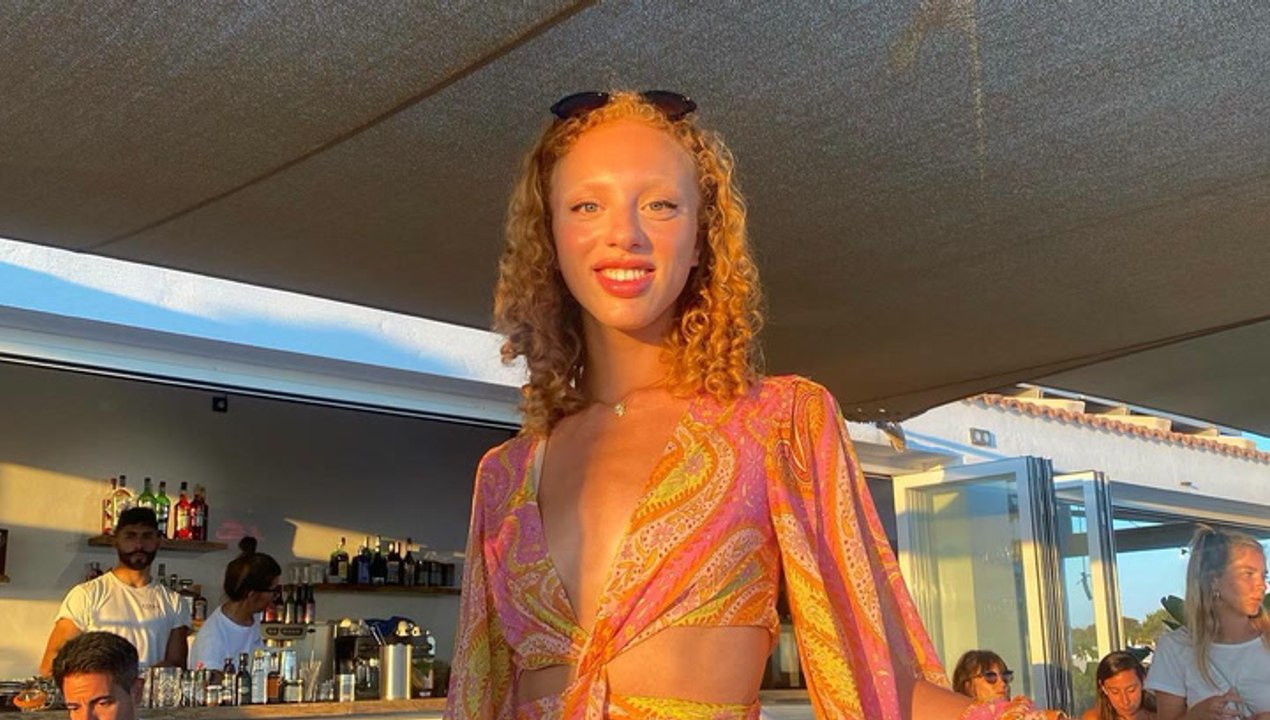 Sonnengöttin: Anna Ermakova strahlt im Cut-Out-Kleid