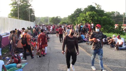 Nueva caravana de 4.000 migrantes se instala a las afueras de la aduana en México