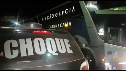 Скачать видео: Pelotão do Choque faz abordagens a ônibus na rodoviária de Cascavel