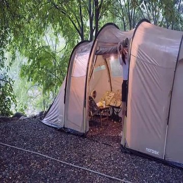 Their family camped in the heavy rain, the rain was falling heavily