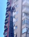 Asansör halatı kopunca 11. katta asılı kalan bekçinin o anları kamerada