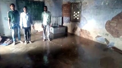 छत से टपकता पानी, वर्षा होने पर करनी पड़ती छुट्टी