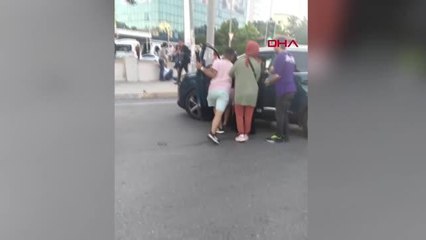 Son dakika haberleri! BEYLİKDÜZÜ'NDE OTOMOBİLİ ÜZERLERİNE SÜRDÜ: 1'İ AĞIR 2 YARALI