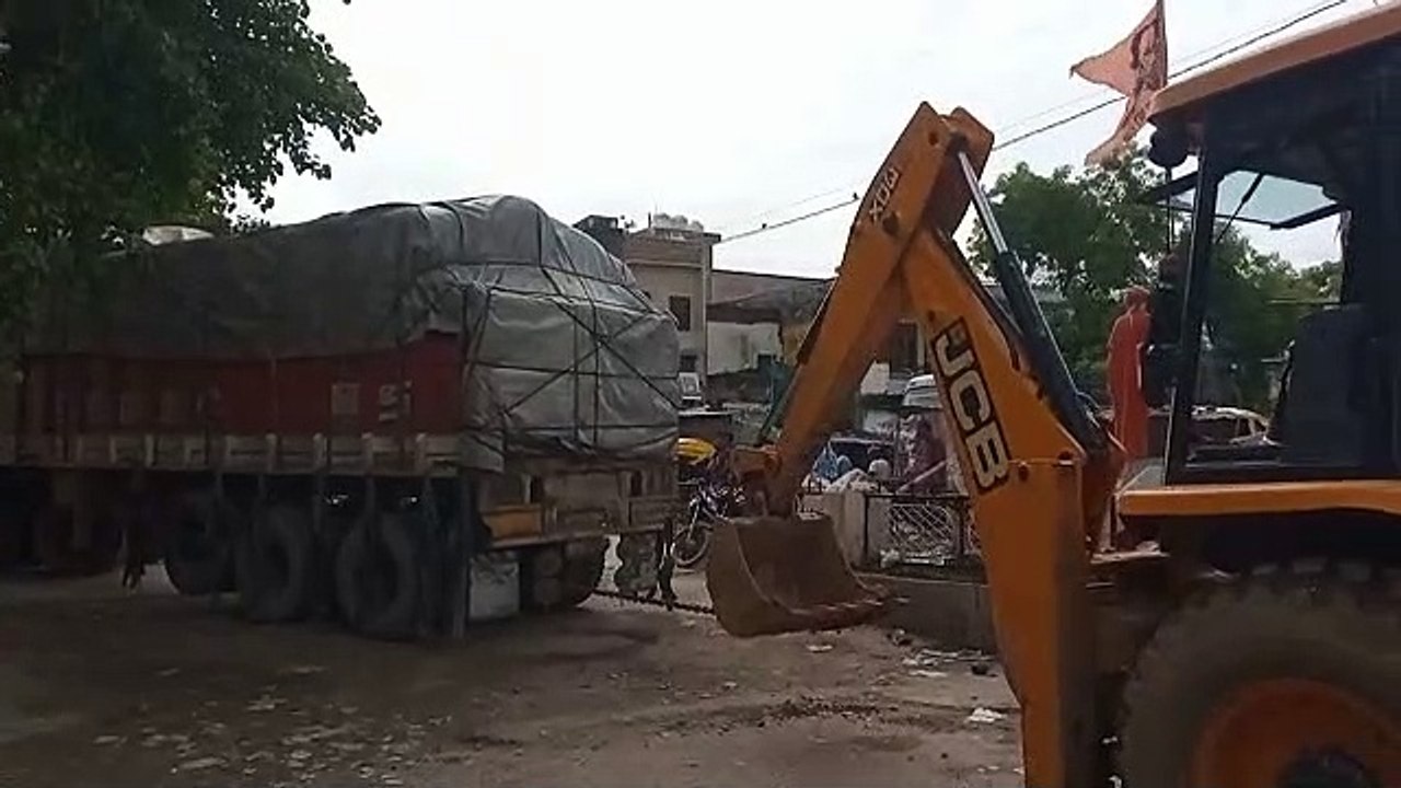 Video : ट्रक फंसने से आवागमन हुआ बाधित, दो घंटे रहा आवागमन बाधित