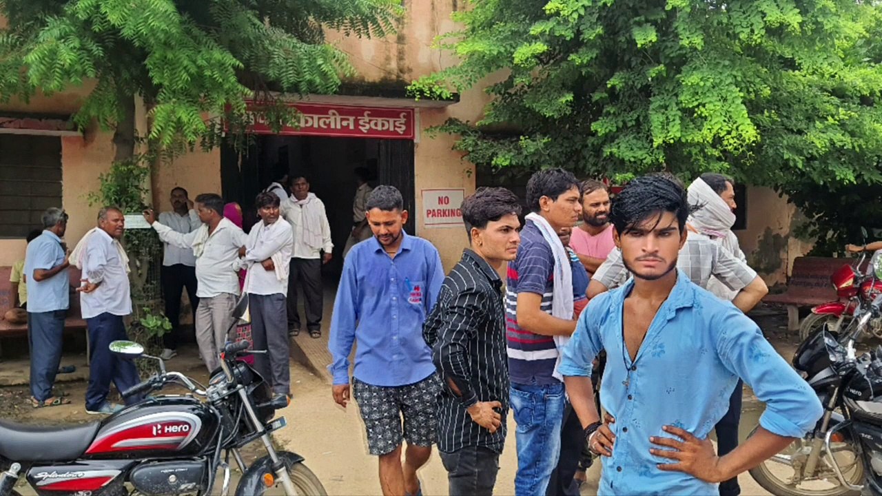 बाइक सवार तीन छात्रों को अज्ञात वाहन ने मारी टक...