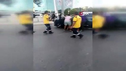 Yol verme tartışması: Öfkelenip aracını yayaların üzerine sürdü