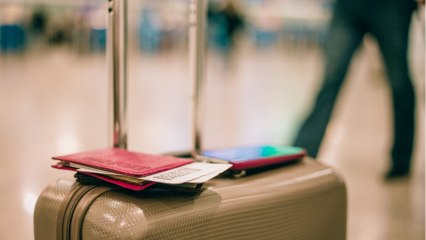 L’avion atterrit sans leurs bagages, ils doivent aller les récupérer eux-mêmes cinq jours plus tard