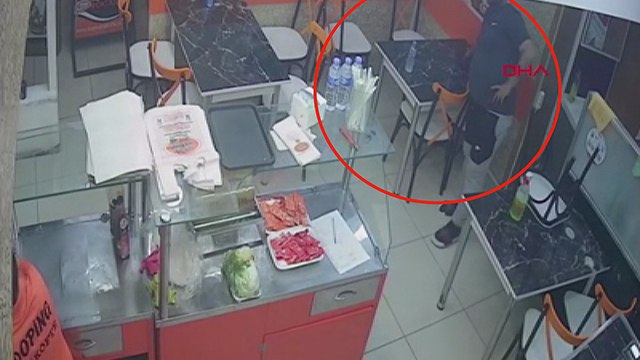 Siparişi hazırlanırken şarjdaki telefonu çaldı