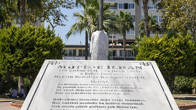 Mersin’de bir vandal saldırı daha: Heykelin başı koparıldı