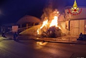 Incendio in una sfilacciatura a Prato, materiale tessile in fiamme