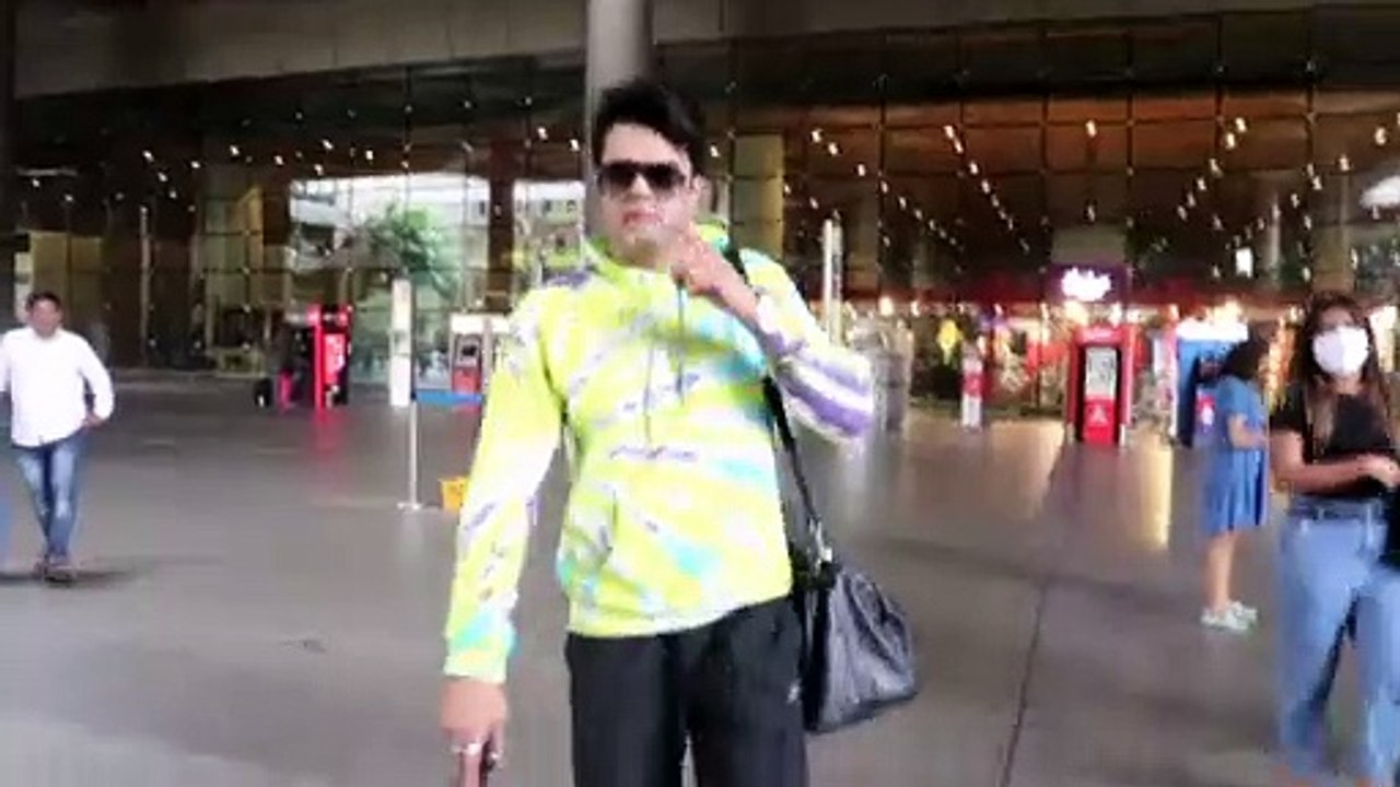 Cool अवतार में Airport पर स्पॉट हुए Manish Paul