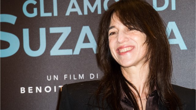 VOICI : « Je les aime tellement : Charlotte Gainsbourg émue par Dany Boon et Kad Merad qui chantent du Serge Gainsbourg