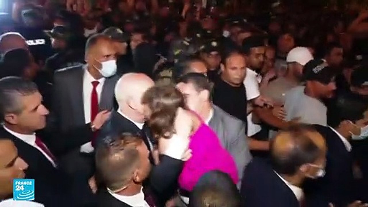 موافقة كاسحة على الدستور التونسي الجديد