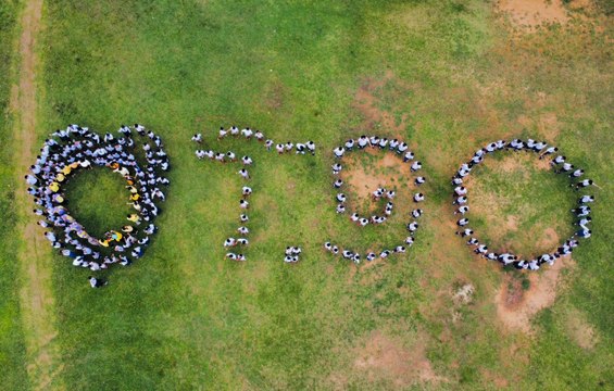 ตร.- ครู - นักเรียน วังน้ำเขียว แปรอักษรถวายพระพร ในหลวง