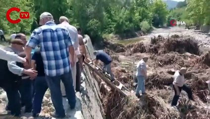 Köprüsü yıkılan köylüler, ağaç köklerinden yaptıkları patika yol ile karşıya geçiyor