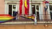 Vídeo | Retiran las banderas LGTBI del edificio de los grupos del Ayuntamiento de Madrid tras la petición del juez