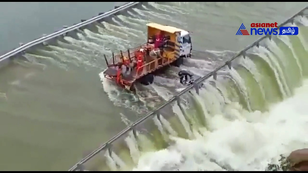Viral : வெள்ளத்தில் சிக்கிய இளைஞர் - பைக்குடன் மீட்ட போலீசார்!