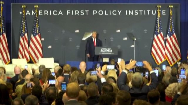 Trump torna a Washington e accenna a nuova corsa alla Casa Bianca
