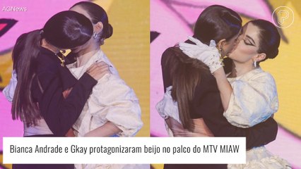 Bianca Andrade e Gkay surpreendem público e protagonizam beijo no palco do MTV MIAW