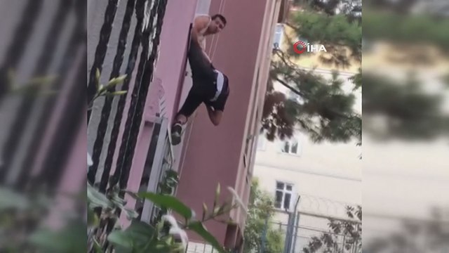 Beyoğlu'nda pencereden kaçmaya çalışan hırsızı ensesinden yakaladı