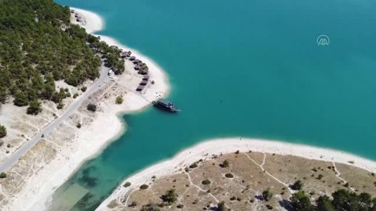 ŞANLIURFA - Atatürk Baraj Gölü kıyısına yapılan bungalov evler turizme kazandırılıyor