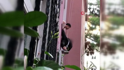 Sağlam kayaya çarptı: Bıçak çekse de havası çabuk söndü! Ev sahibi yakaladığı hırsızı camdan sarkıttı