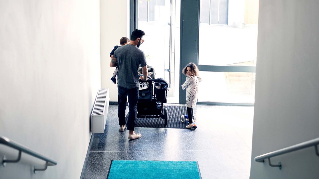 Mietrecht: Darf der Kinderwagen im Treppenhaus stehen?