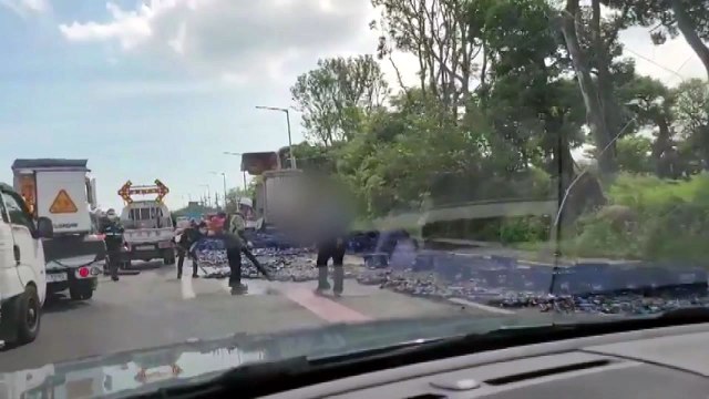 맥주 상자 500여 개 도로에 쏟아져...2시간 교통 장애 / YTN