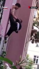 Beyoğlu'nda ev sahibi yakaladığı hırsızı camdan sarkıttı