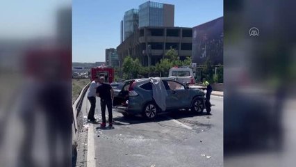 Zeytinburnu'nda bariyerlere çarpıp takla atan cipte 4 kişi yaralandı