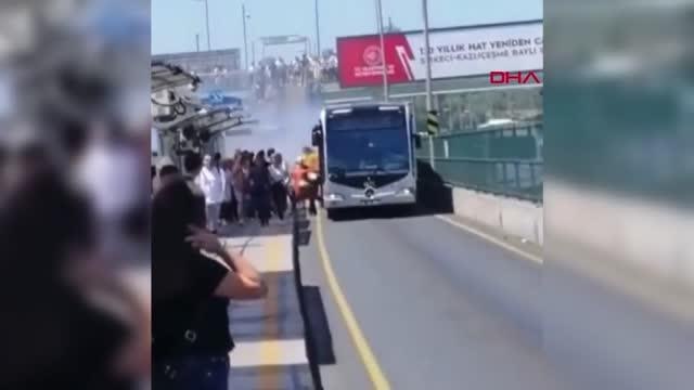 İSTANBUL-ÜSKÜDAR'DA METROBÜSTEN DUMANLAR YÜKSELDİ,YOLCULAR TAHLİYE EDİLDİ