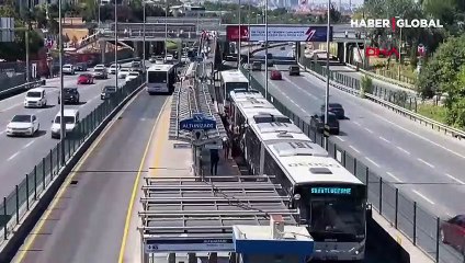 Altunizade metrobüste yangın paniği: Yolcular can havli ile atladı